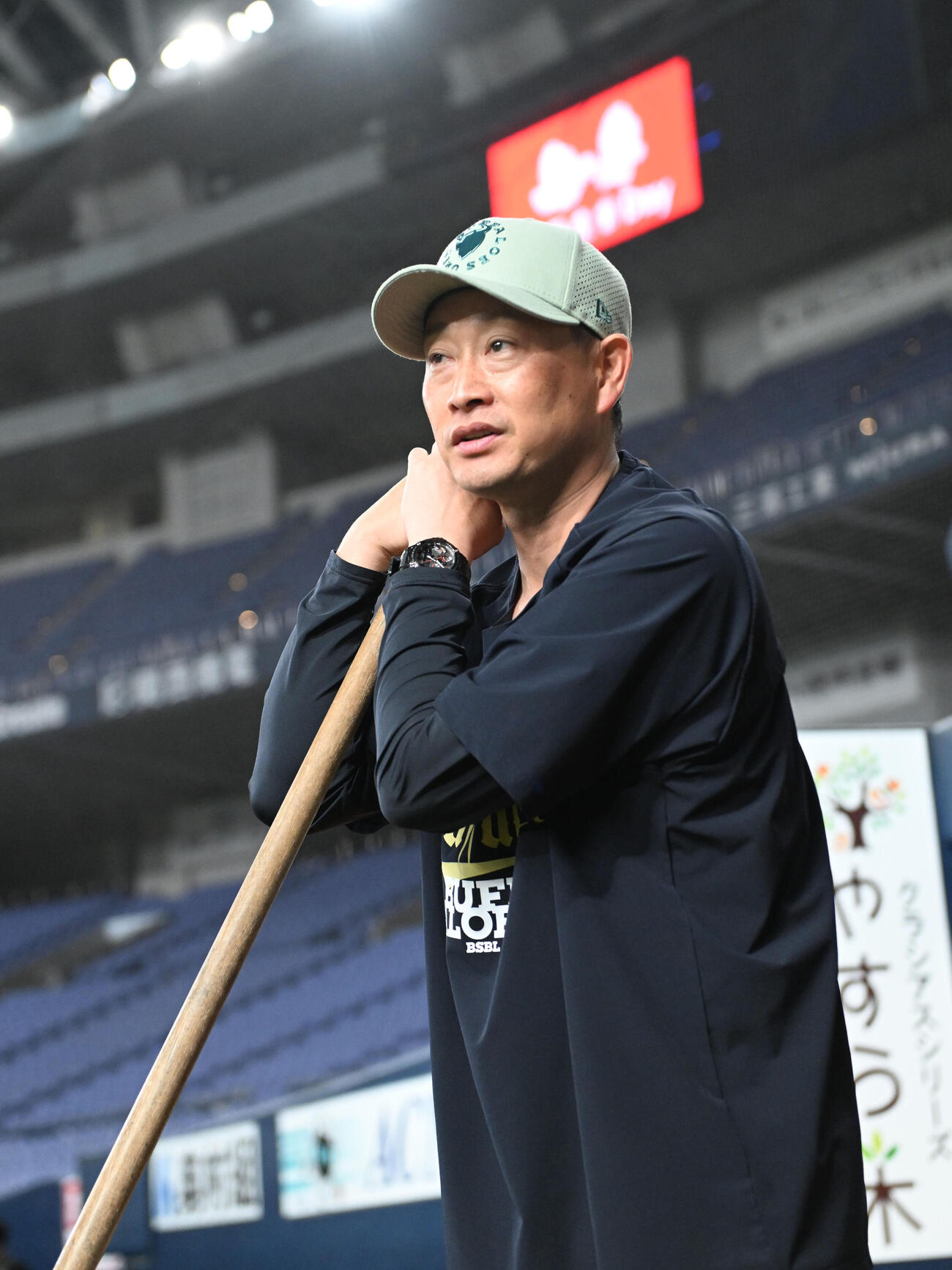 トンボに寄りかかり練習を見るオリックス岸田監督（撮影・和賀正仁）