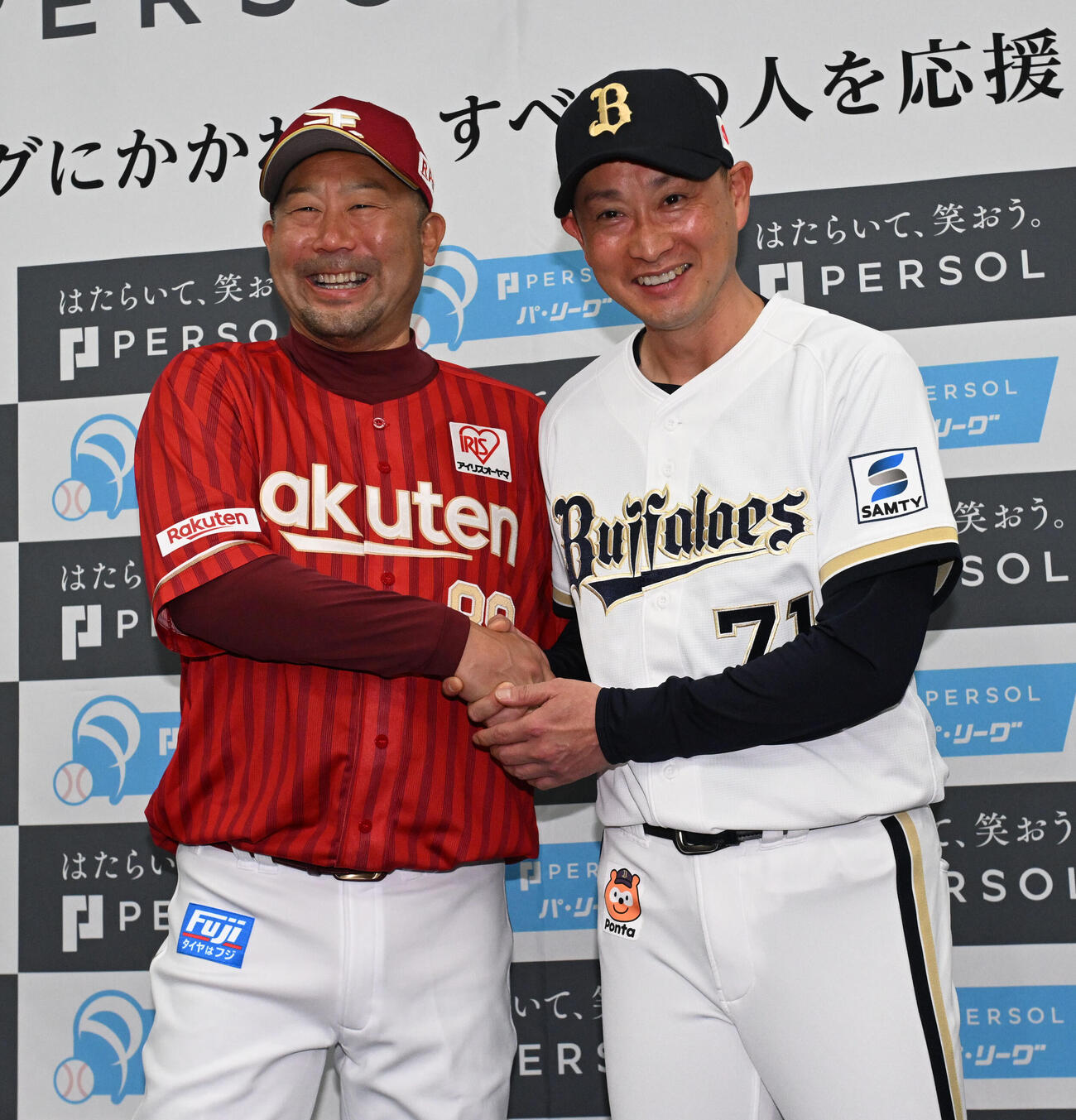 監督会見後、笑顔で握手を交わす楽天三木監督（左）とオリックス岸田監督（撮影・和賀正仁）