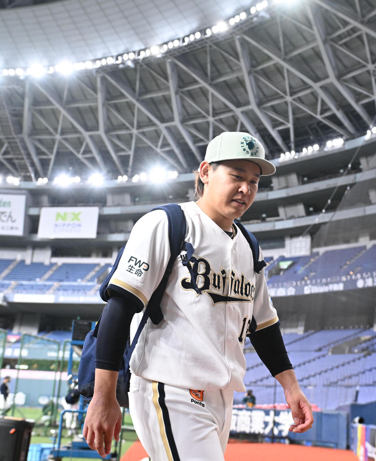前日練習を終え、引き揚げるオリックス宮城（撮影・和賀正仁）