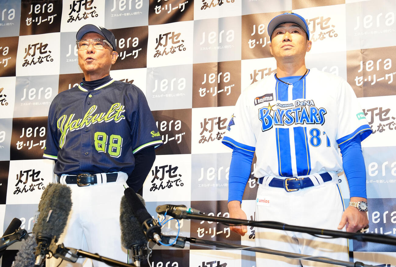 前日会見で質問に答えるヤクルト池山監督。右はDeNA相川監督（撮影・鈴木みどり）
