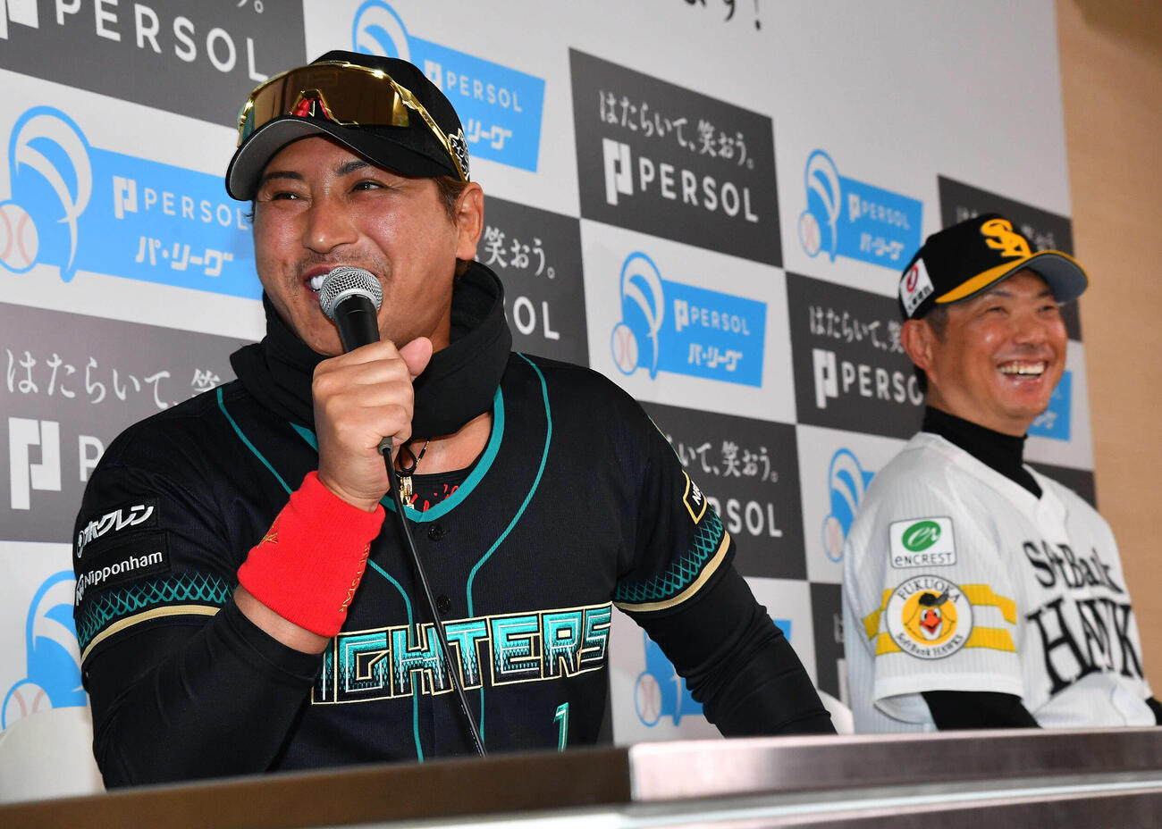 和やかな雰囲気で開幕前日会見を行った日本ハム新庄監督（左）とソフトバンク小久保監督（撮影・岩下翔太）