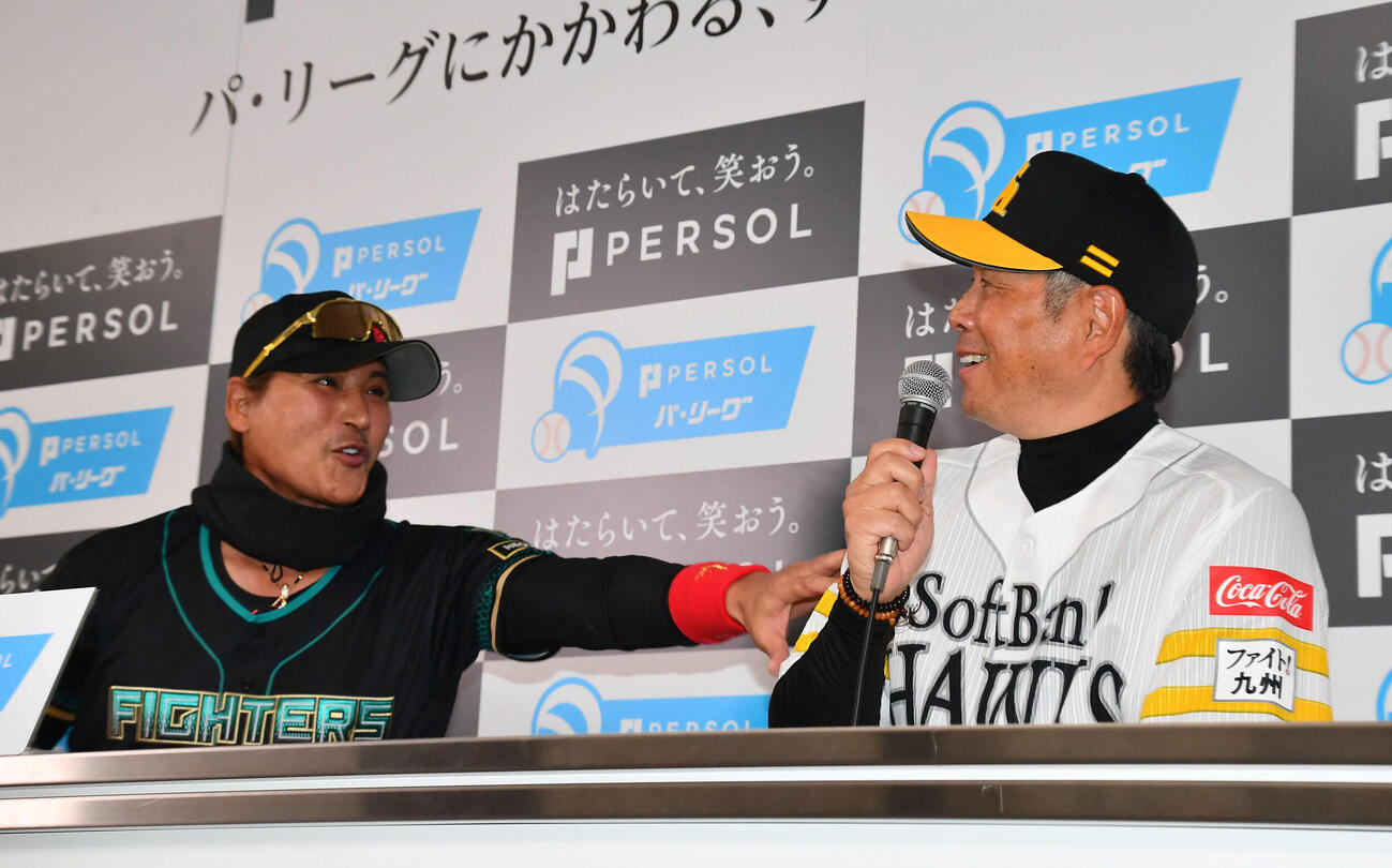 和やかな雰囲気で開幕前日会見を行った日本ハム新庄監督（左）とソフトバンク小久保監督（撮影・岩下翔太）
