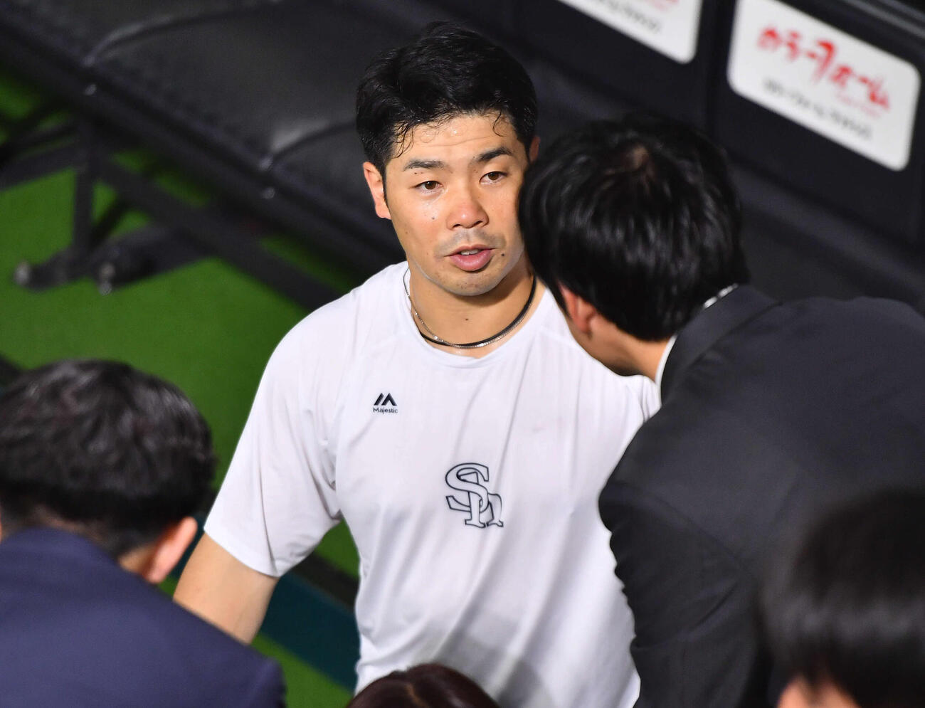 開幕前日に囲み取材を受けるソフトバンク近藤（撮影・岩下翔太）