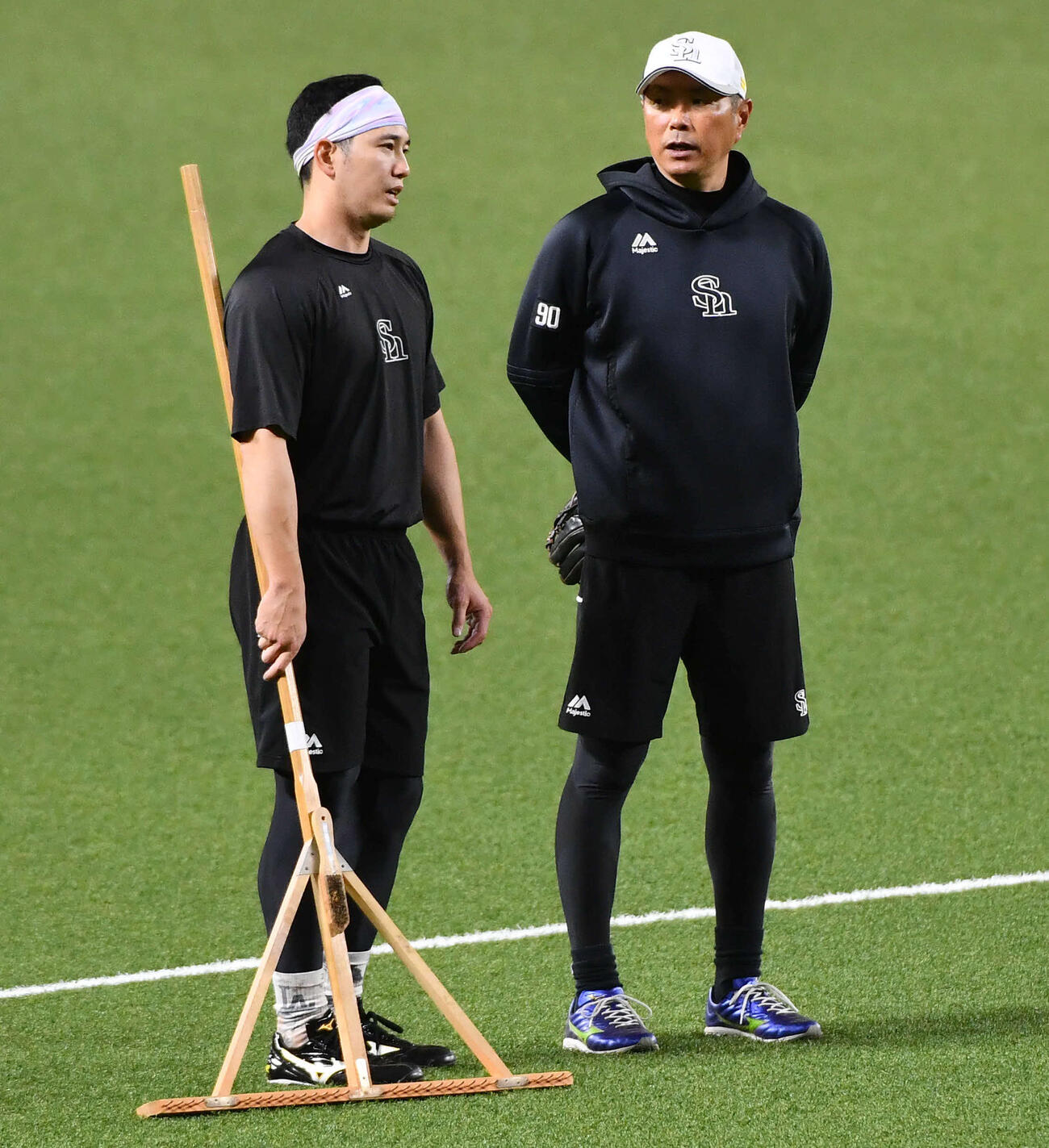 栗原（左）と話すソフトバンク小久保監督（撮影・岩下翔太）