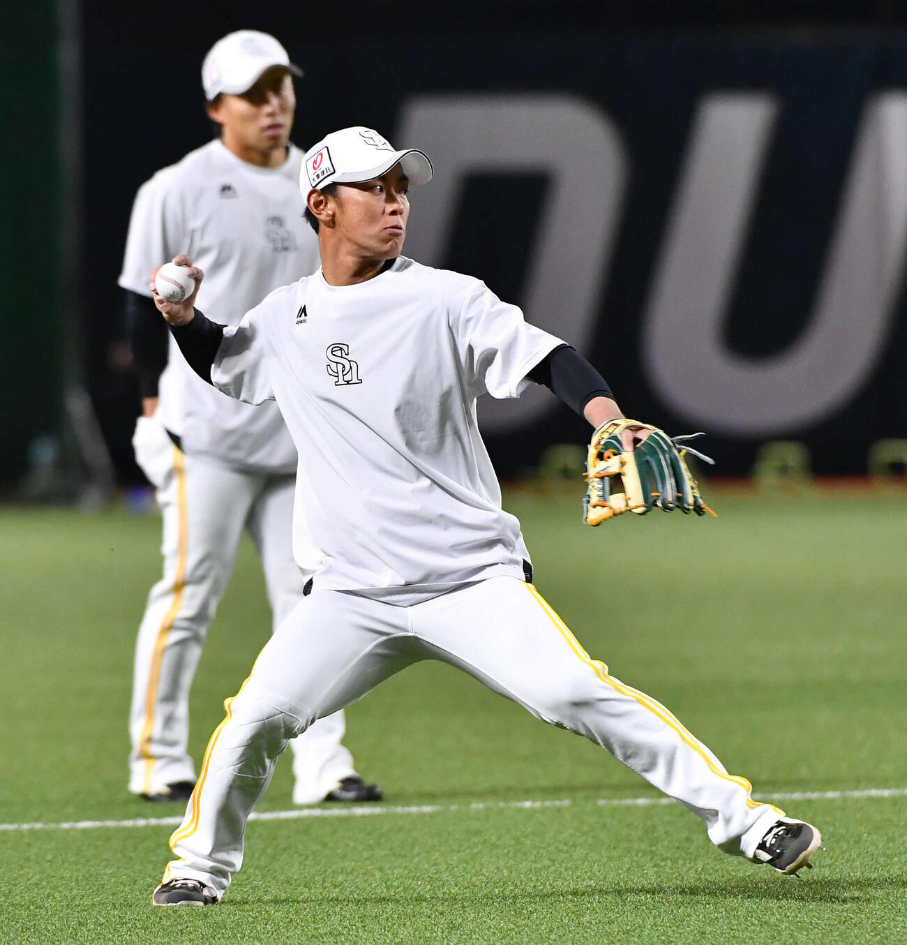 野村（左）と遊撃でノックを受けるソフトバンク今宮（撮影・岩下翔太）