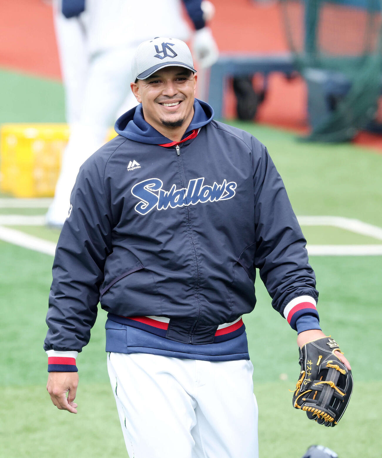 練習中、笑顔を見せるヤクルトオスナ（撮影・鈴木正人）　