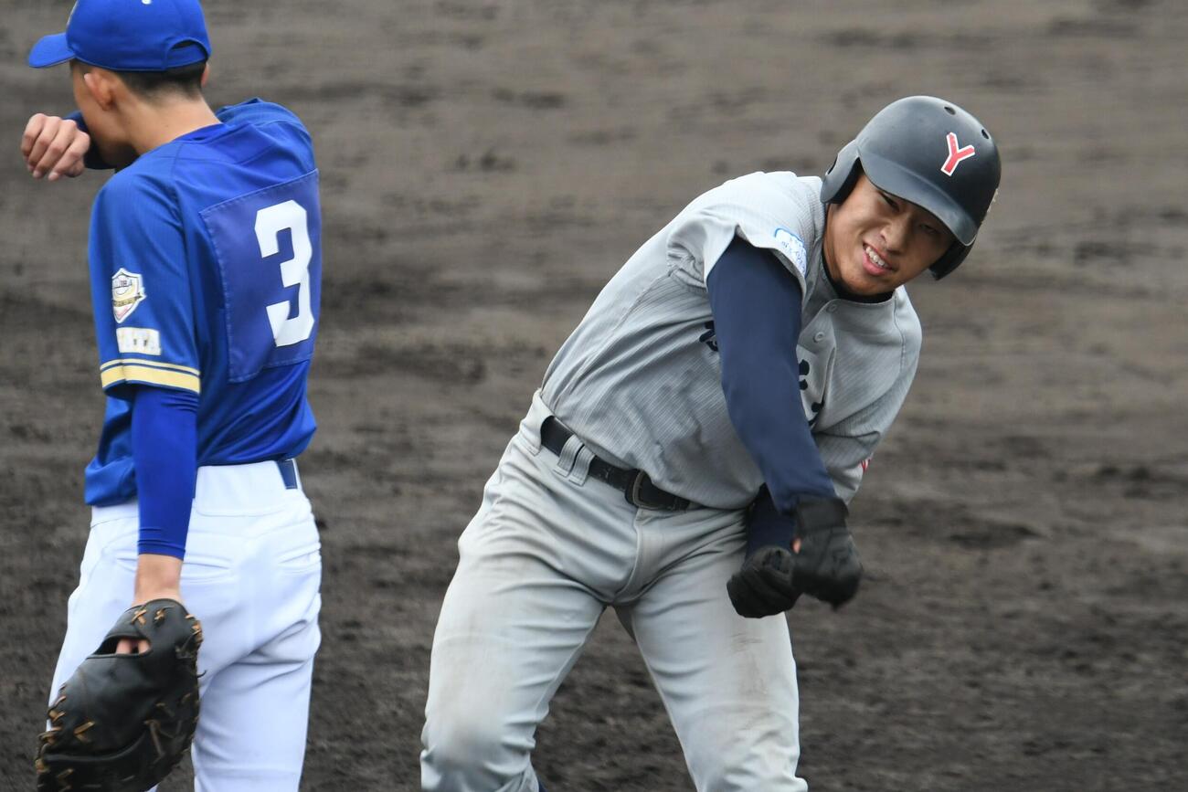 横浜北の佐藤は5回表に1点差に迫るタイムリーを放ちガッツポーズ。チームが初めて全国大会で挙げた1点だった