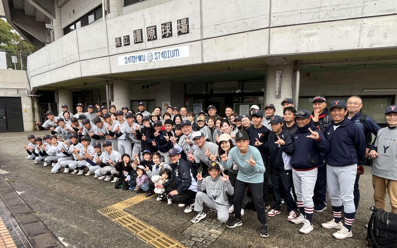 新たな歴史を刻んだ横浜北の選手と保護者らは笑顔でさとやくスタジアムを後にした