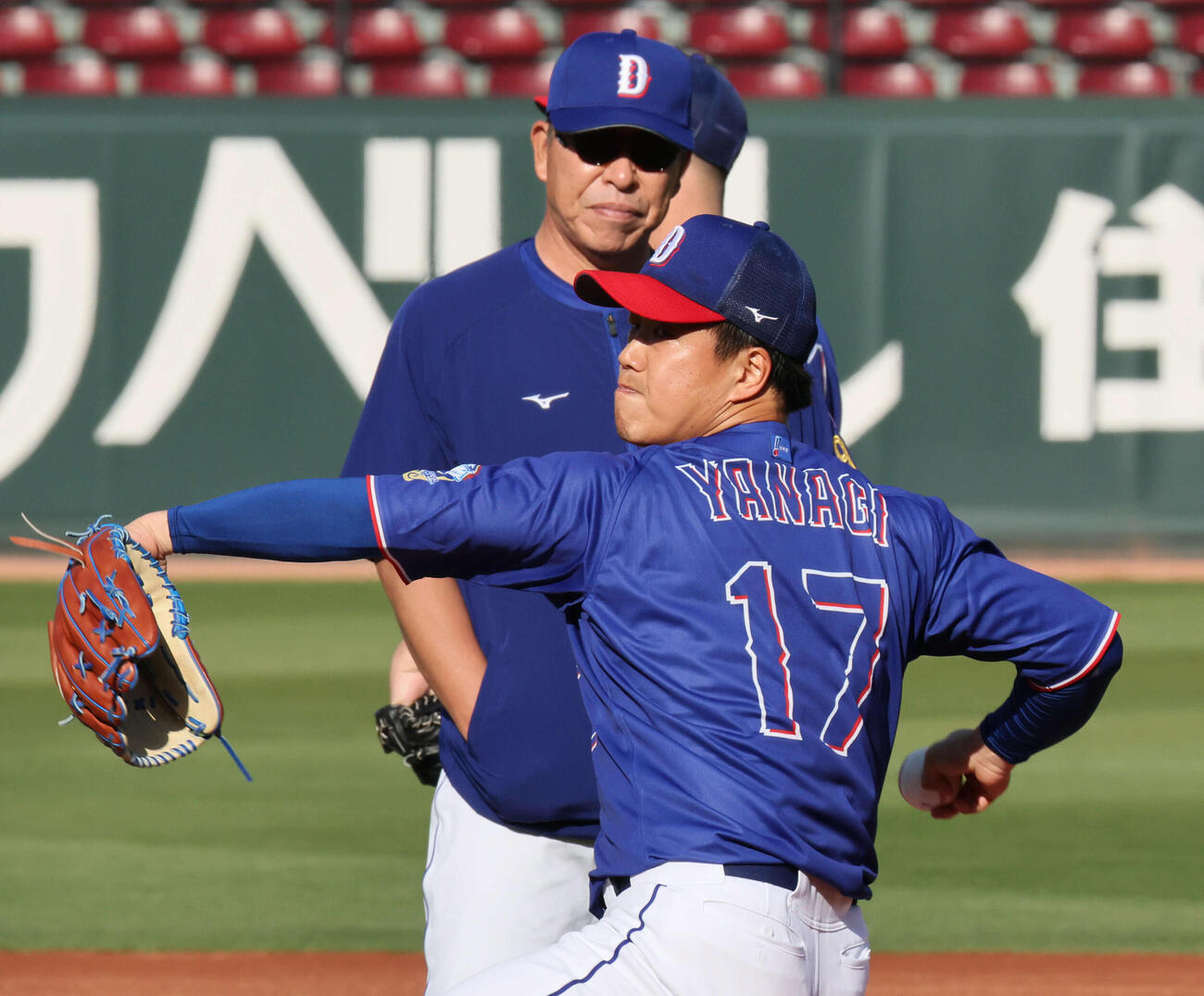 マウンドで投げる中日柳。後ろは井上監督（撮影・加藤孝規）
