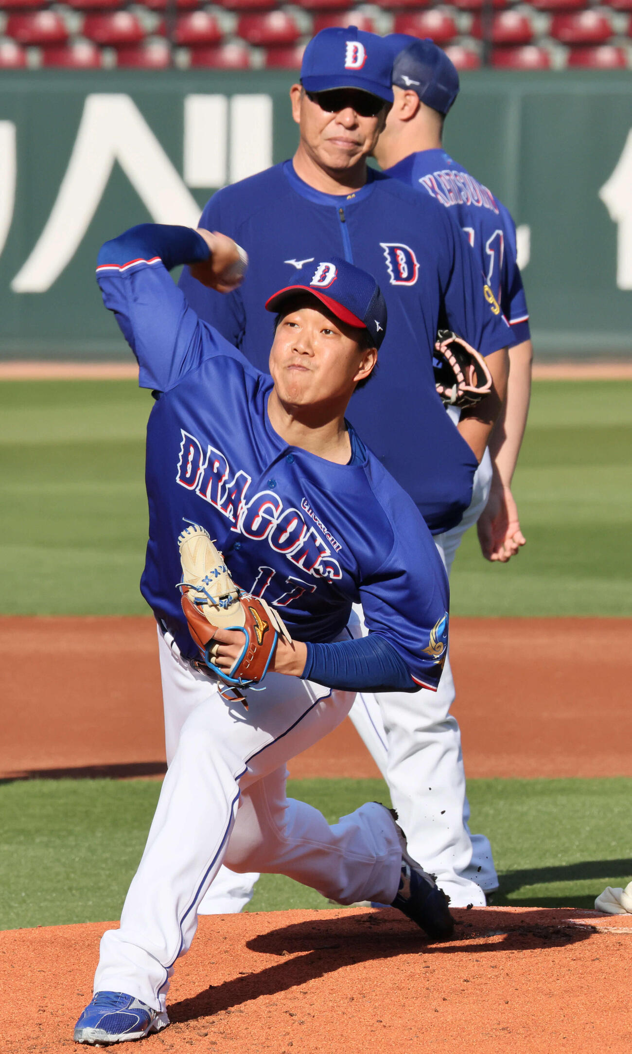 マウンドで投げる中日柳。後ろは井上監督（撮影・加藤孝規）