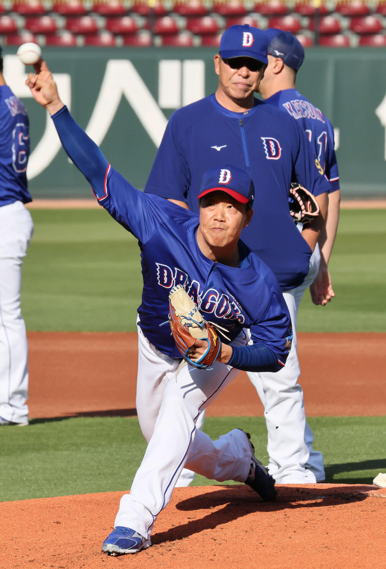 マウンドで投げる中日柳。後ろは井上監督（撮影・加藤孝規）