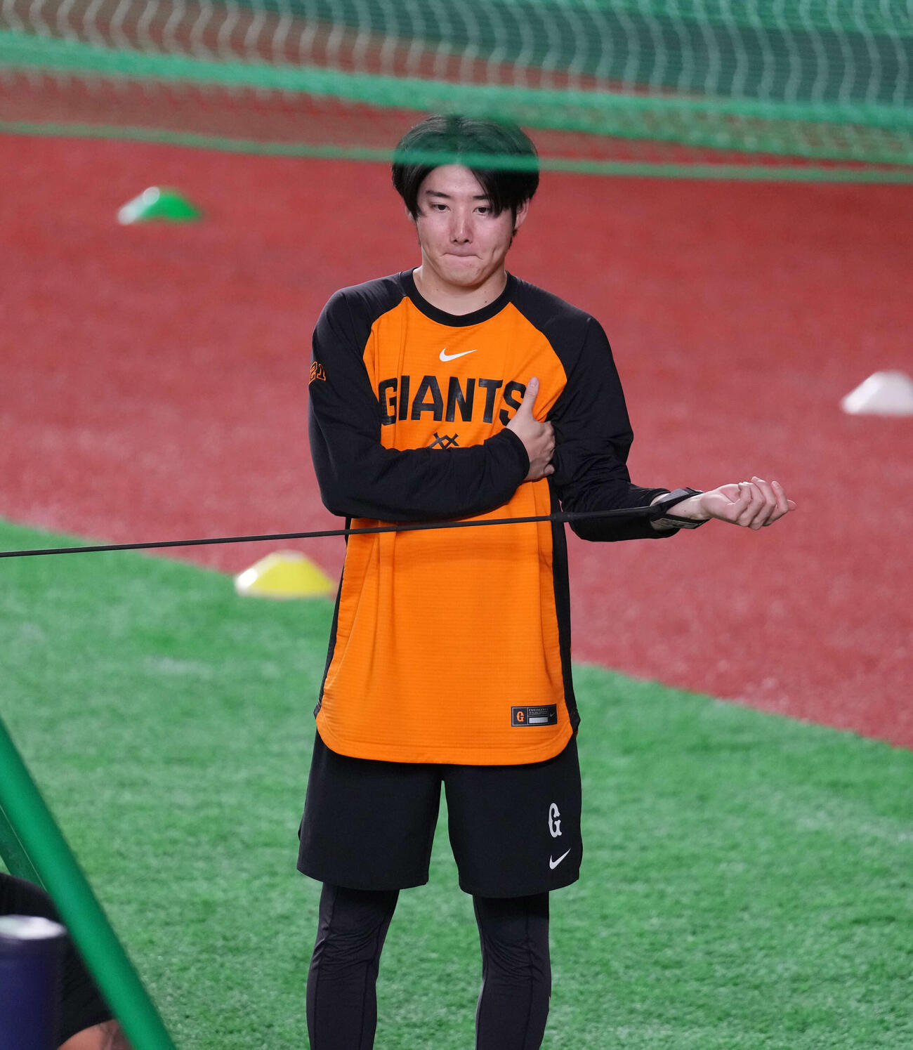 チューブトレーニングをする巨人竹丸（撮影・増田悦実）