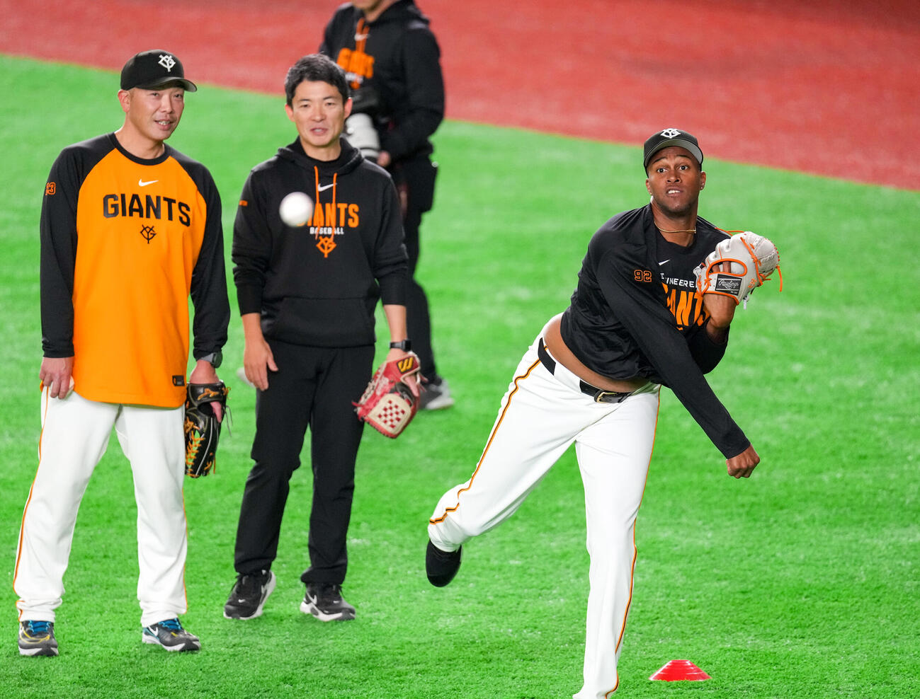 キャッチボールをする巨人マルティネス（右）を見守る阿部監督（撮影・増田悦実）