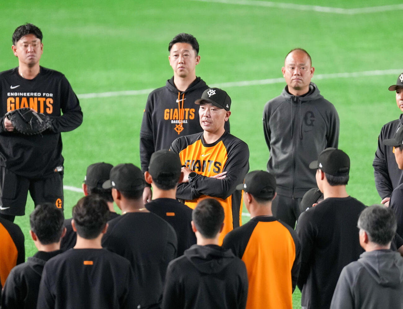 開幕前日練習で訓示を述べる巨人阿部監督（撮影・増田悦実）