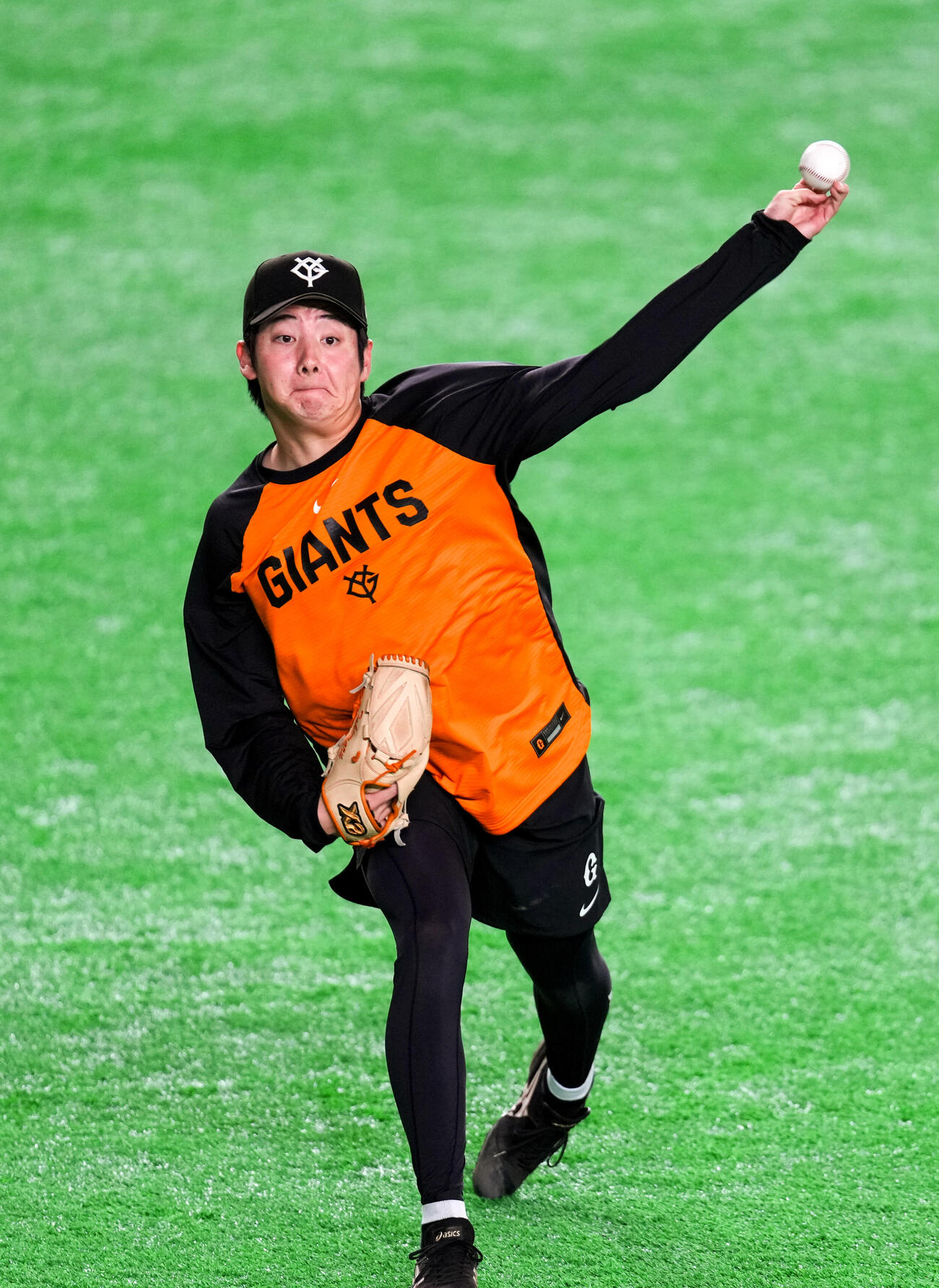 キャッチボールをする巨人竹丸（撮影・増田悦実）