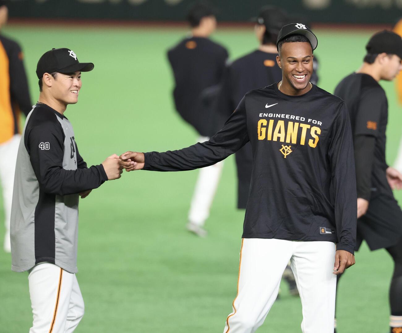 1軍合流した巨人マルティネス(右)は中山と笑顔でグータッチ(撮影・浅見桂子)