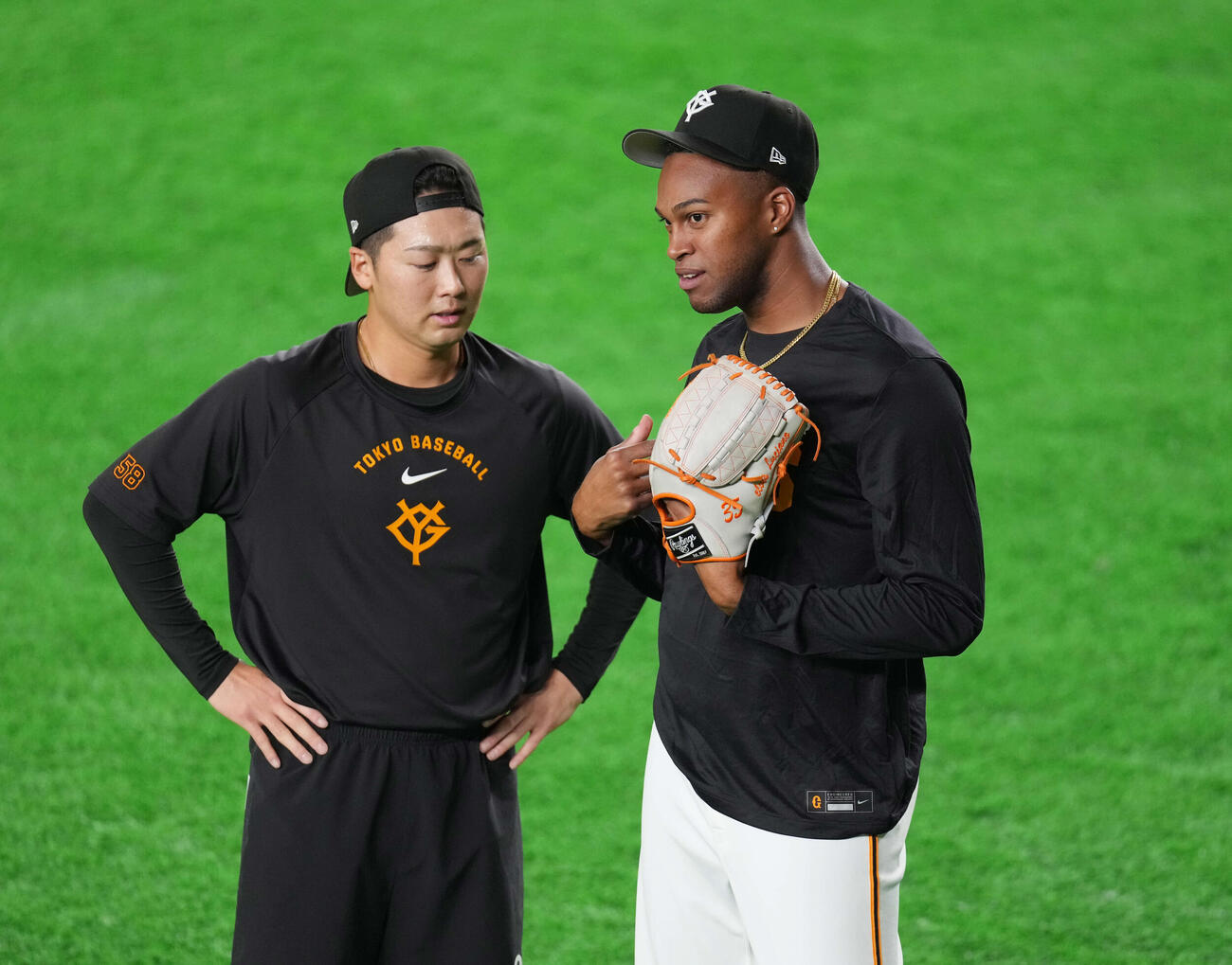 チームに合流したマルティネス（右）と話をする巨人船迫（撮影・増田悦実）