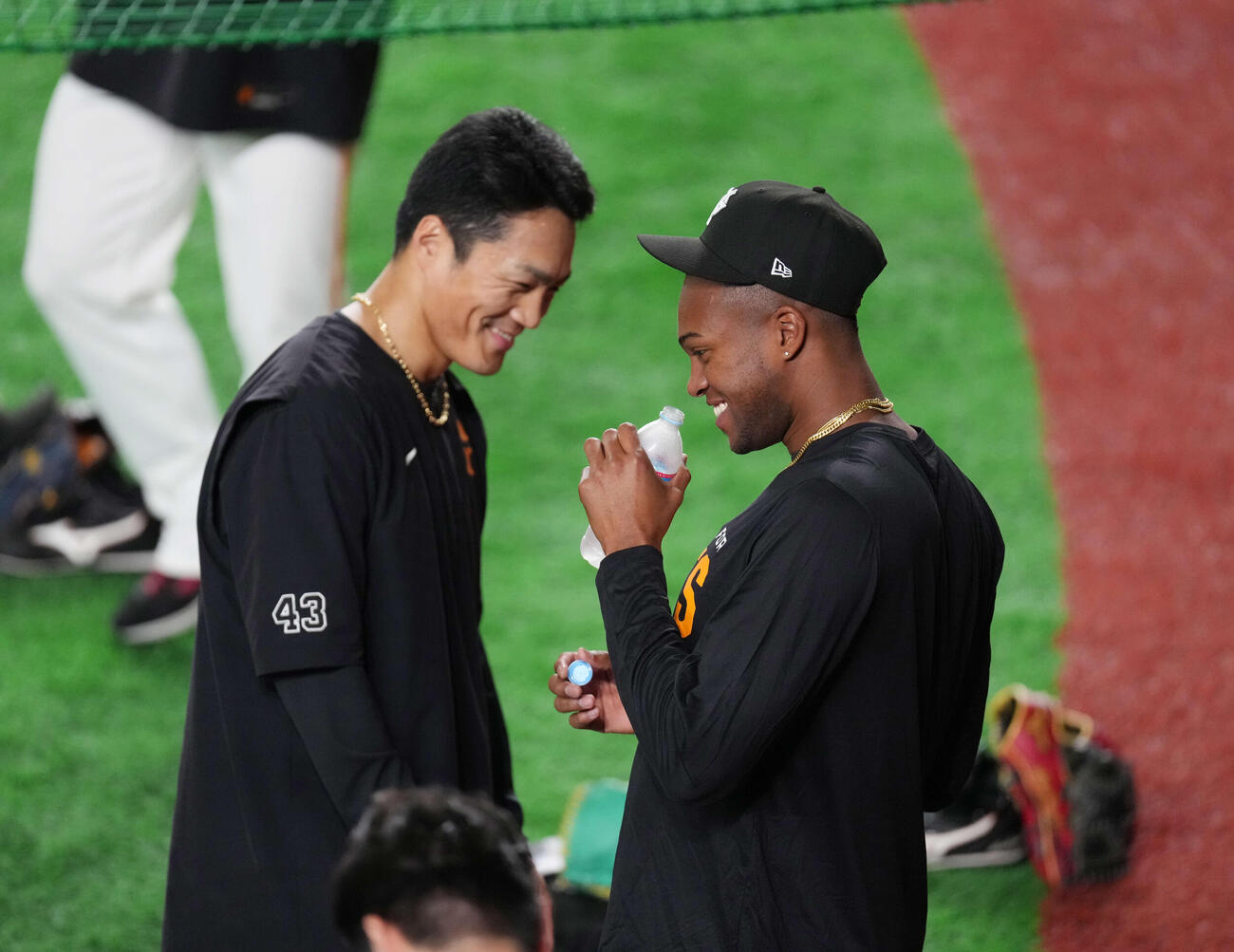 話をし笑顔を見せる巨人則本（左）とマルティネス（撮影・増田悦実）