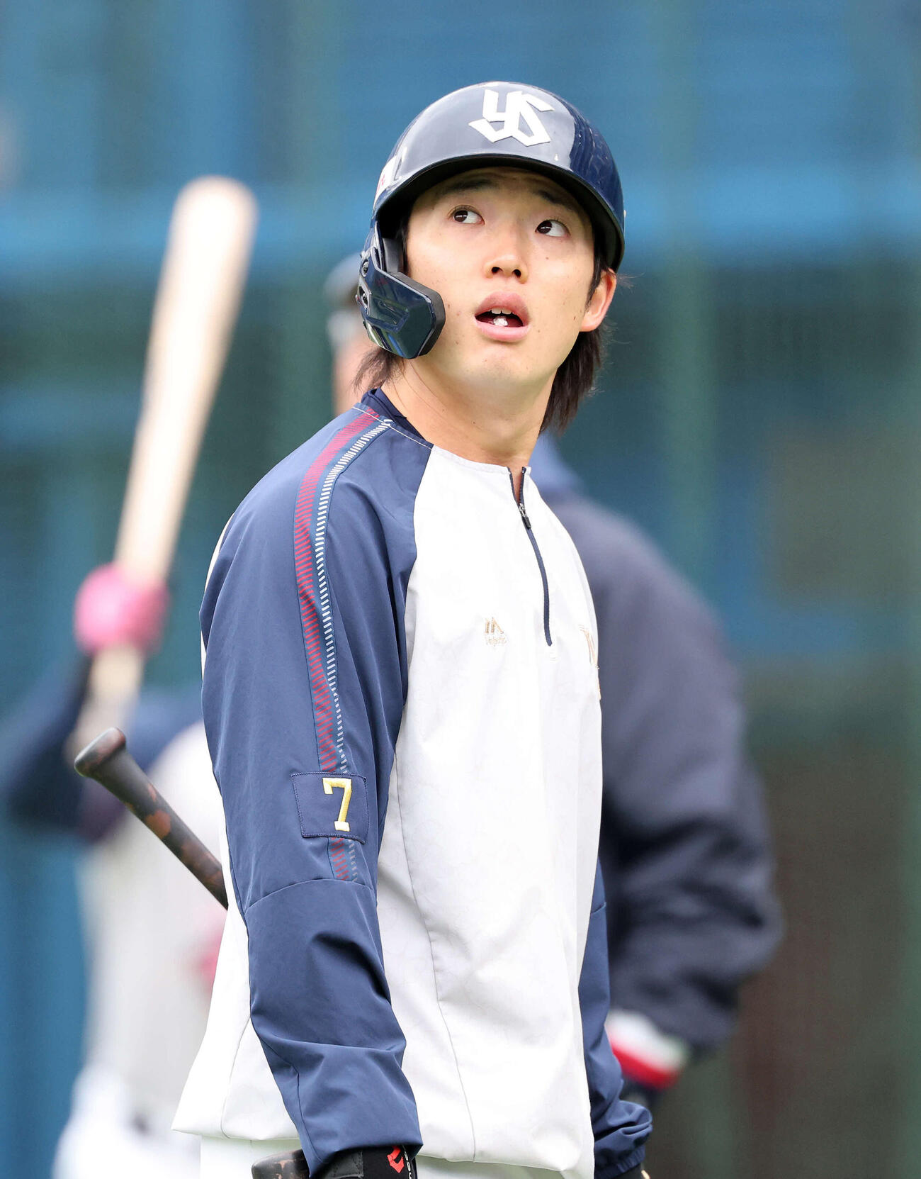 打撃練習を終え引き揚げるヤクルト長岡（撮影・鈴木正人）　