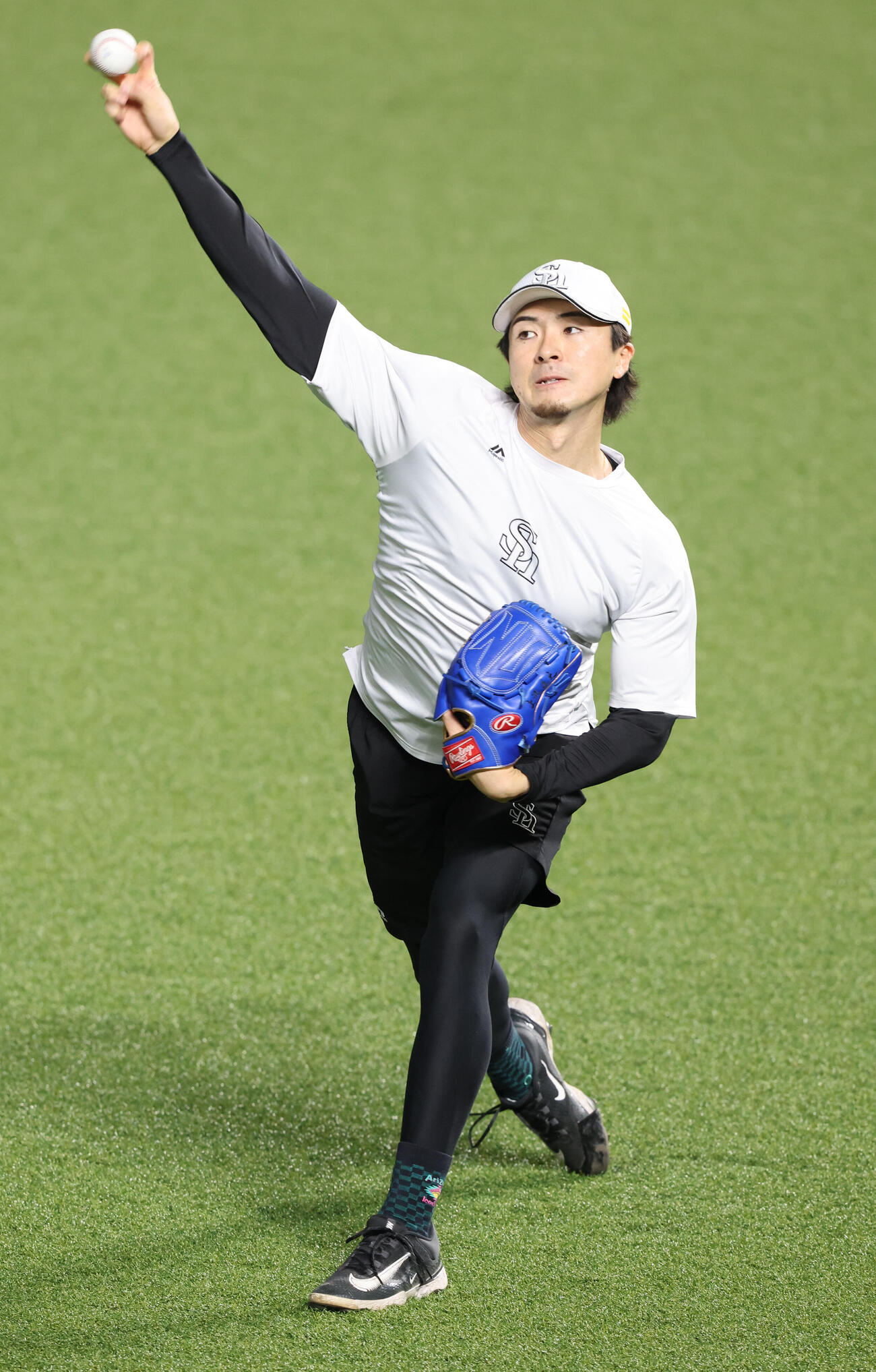 キャッチボールで調整するソフトバンク上沢（撮影・梅根麻紀）