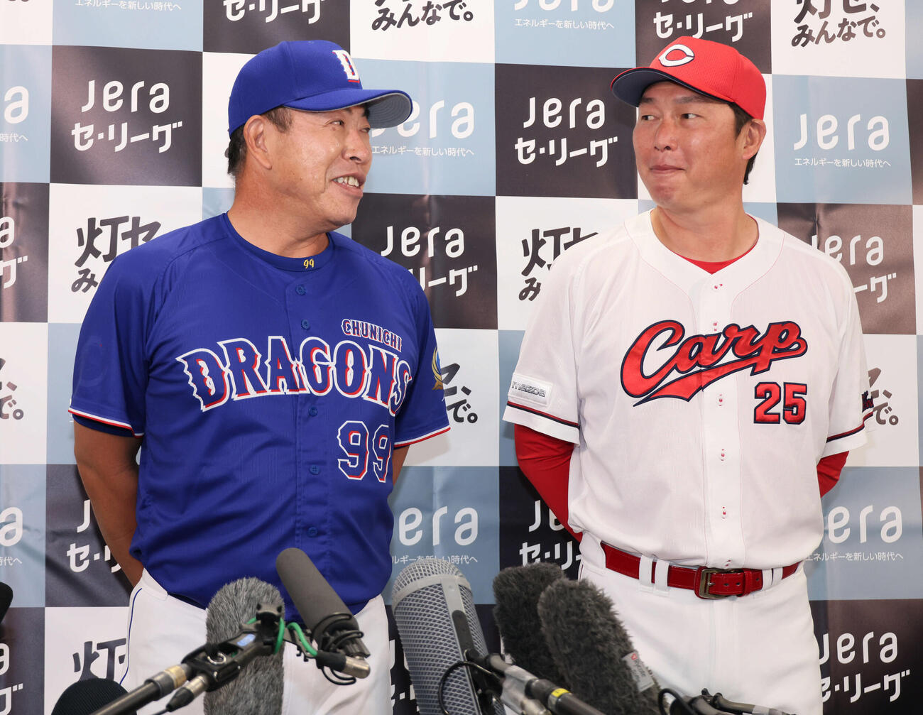 開幕前日共同記者会見で、中日井上監督（左）は広島新井監督を笑わそうとする（撮影・加藤孝規）
