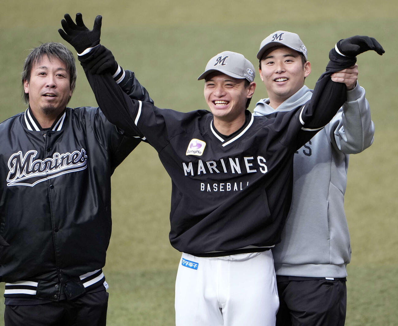 カメラに手を振る、左からロッテ益田、毛利、横山（撮影・小島史椰）