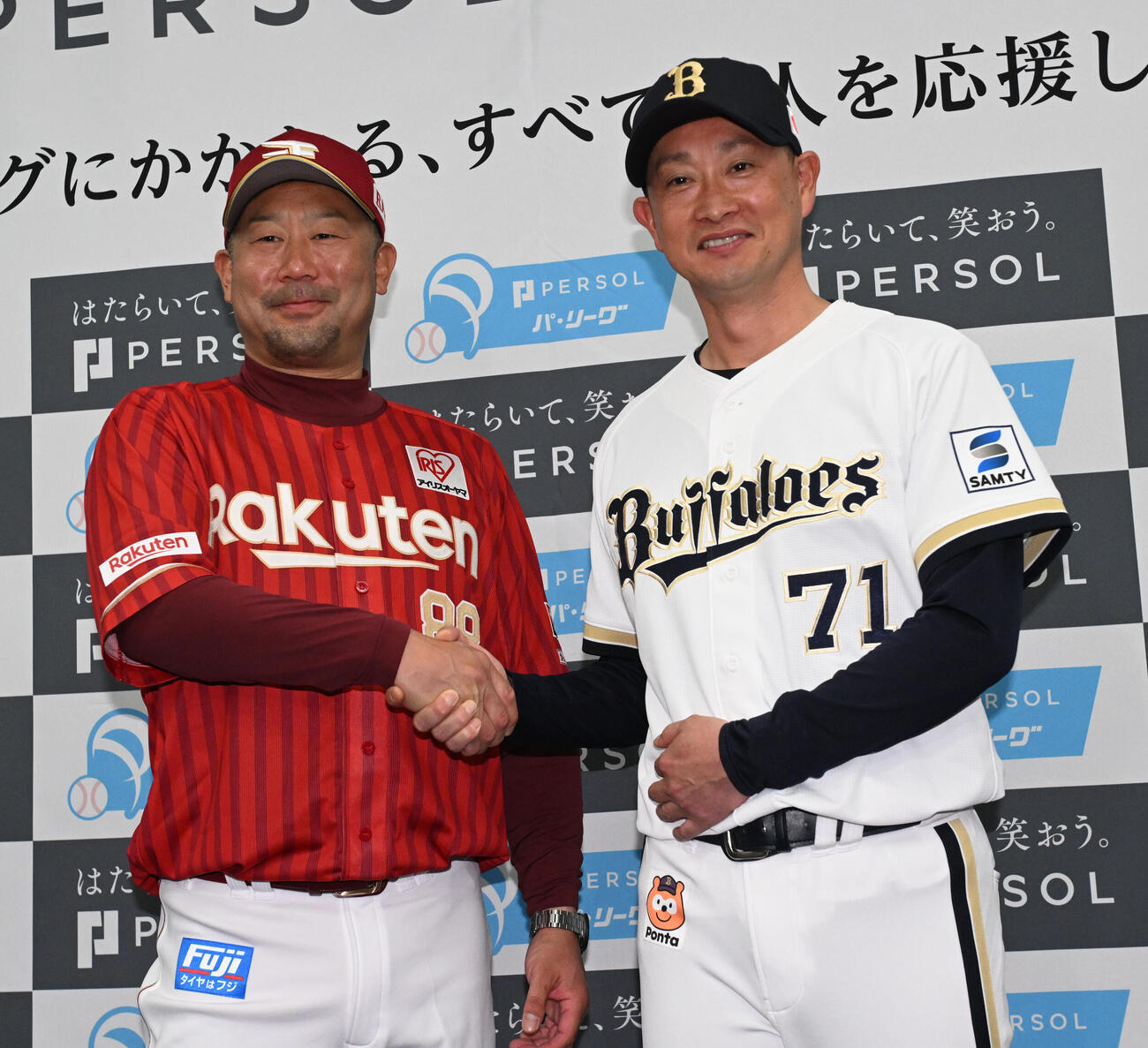 監督会見後、笑顔で握手を交わす楽天三木監督（左）とオリックス岸田監督（撮影・和賀正仁）