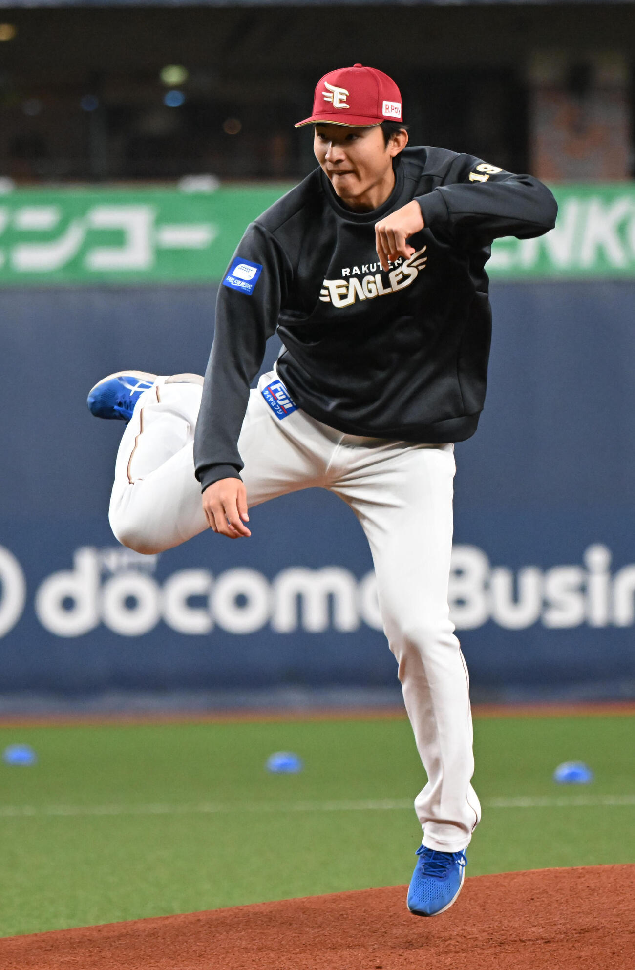 京セラのマウンドで抑えるイメージをふくらませる楽天荘司（撮影・和賀正仁）