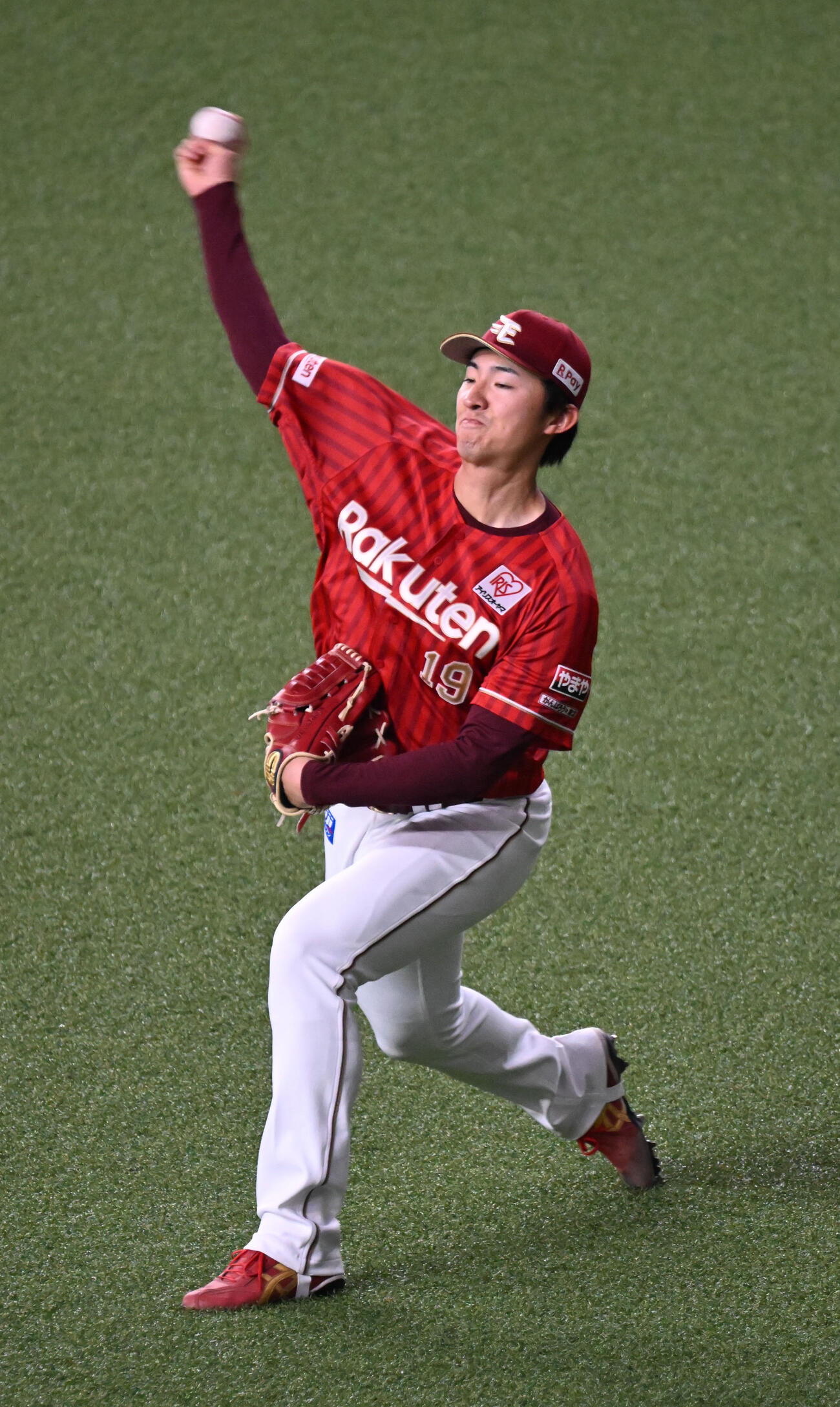 外野でキャッチボールする楽天荘司（撮影・和賀正仁）