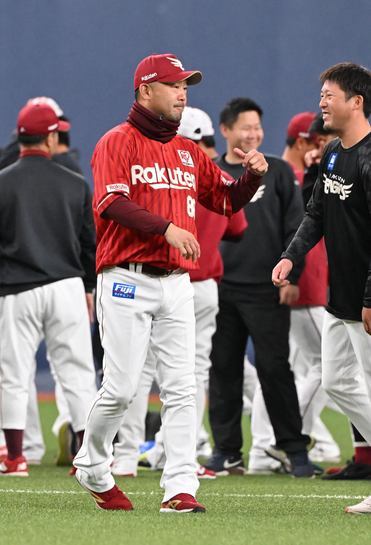 コーチらに指示を出す楽天三木監督（撮影・和賀正仁）