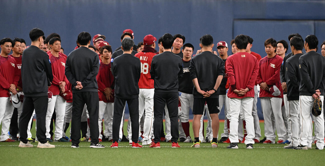 円陣を組み楽天三木監督の話を聞くナイン（撮影・和賀正仁）