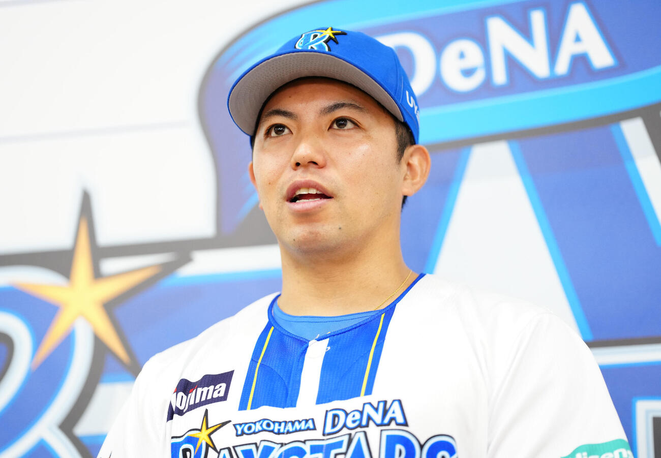 練習前に取材に応じるDeNA東（撮影・鈴木みどり）