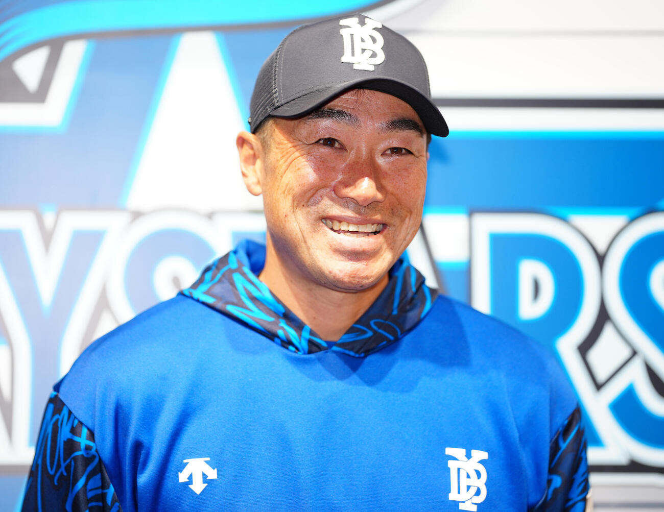 囲み取材で笑顔のDeNA相川監督（撮影・鈴木みどり）
