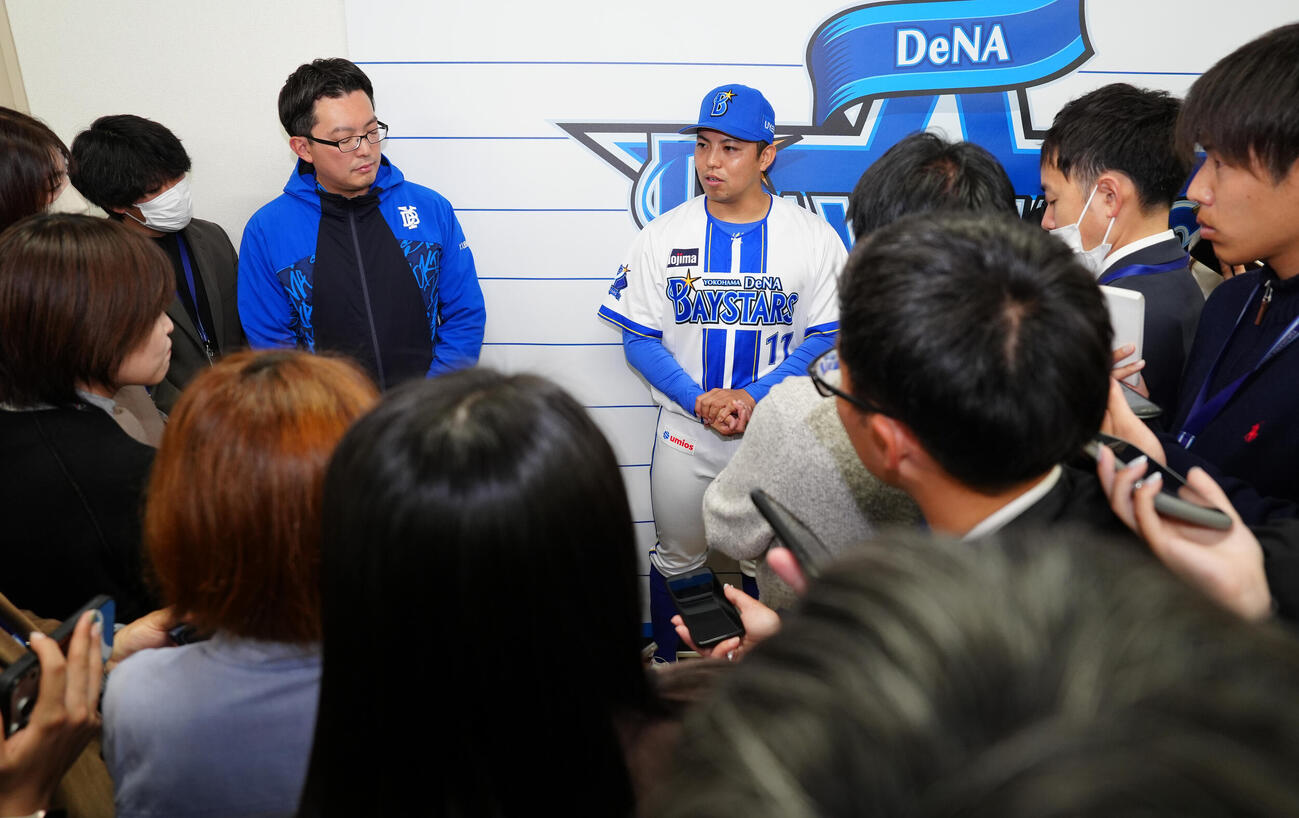 練習前に取材に応じるDeNA東（撮影・鈴木みどり）