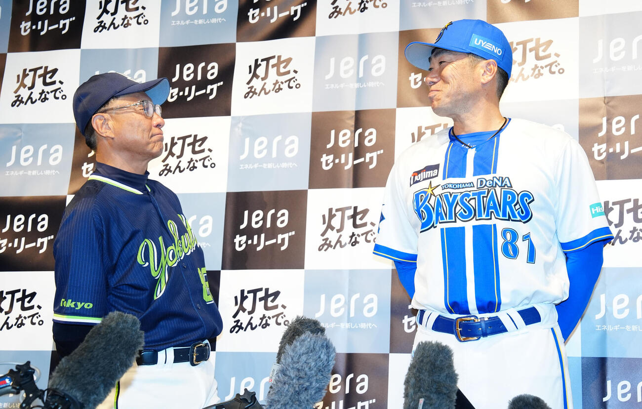 前日会見で目を合わせるヤクルト池山監督（左）とDeNA相川監督（撮影・鈴木みどり）