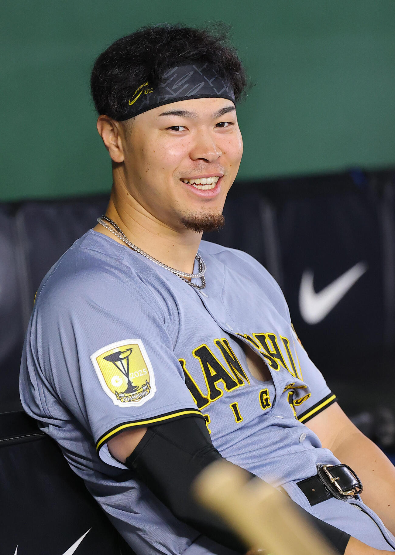 笑顔を見せる阪神佐藤（撮影・上田博志）