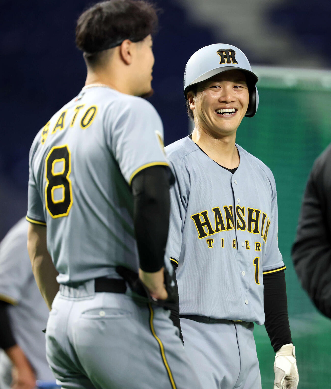 フリー打撃中、阪神佐藤（手前）と談笑する伏見（撮影・浅見桂子）