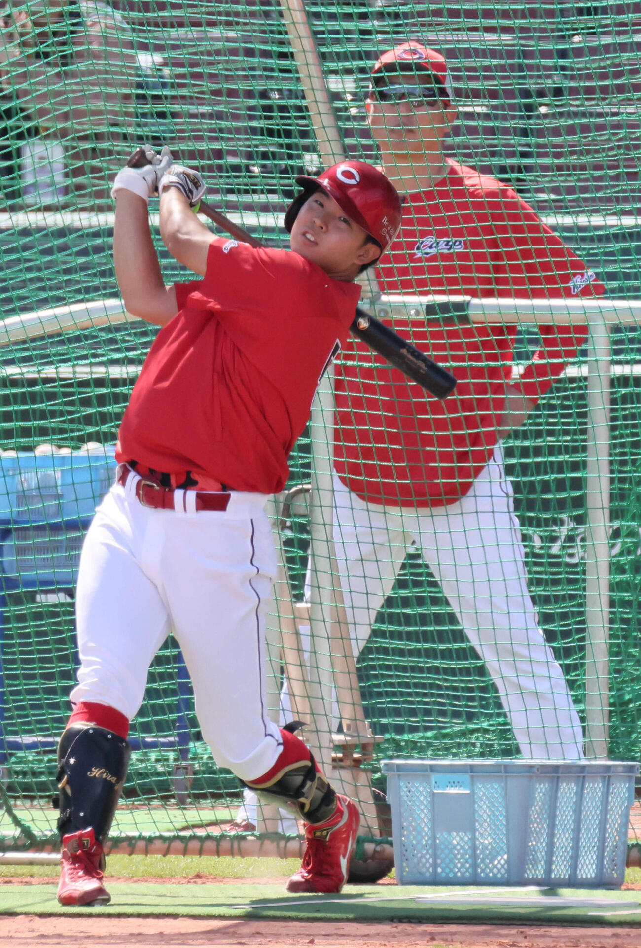 打撃練習をする広島平川。後ろは新井貴浩監督（撮影・加藤孝規）