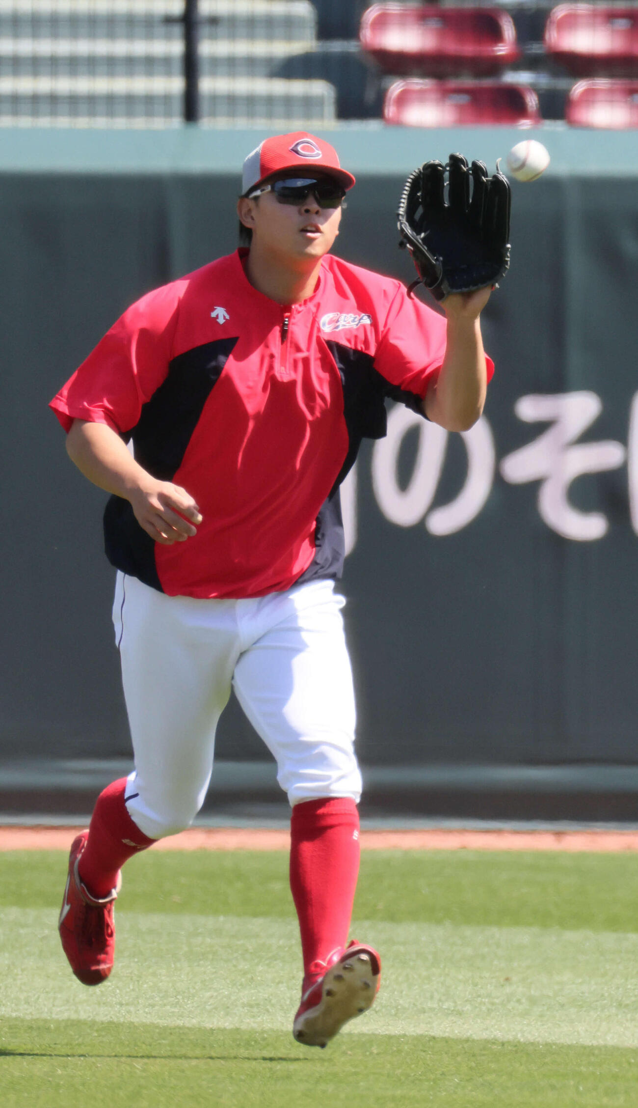 センターでノックを受ける広島平川（撮影・加藤孝規）