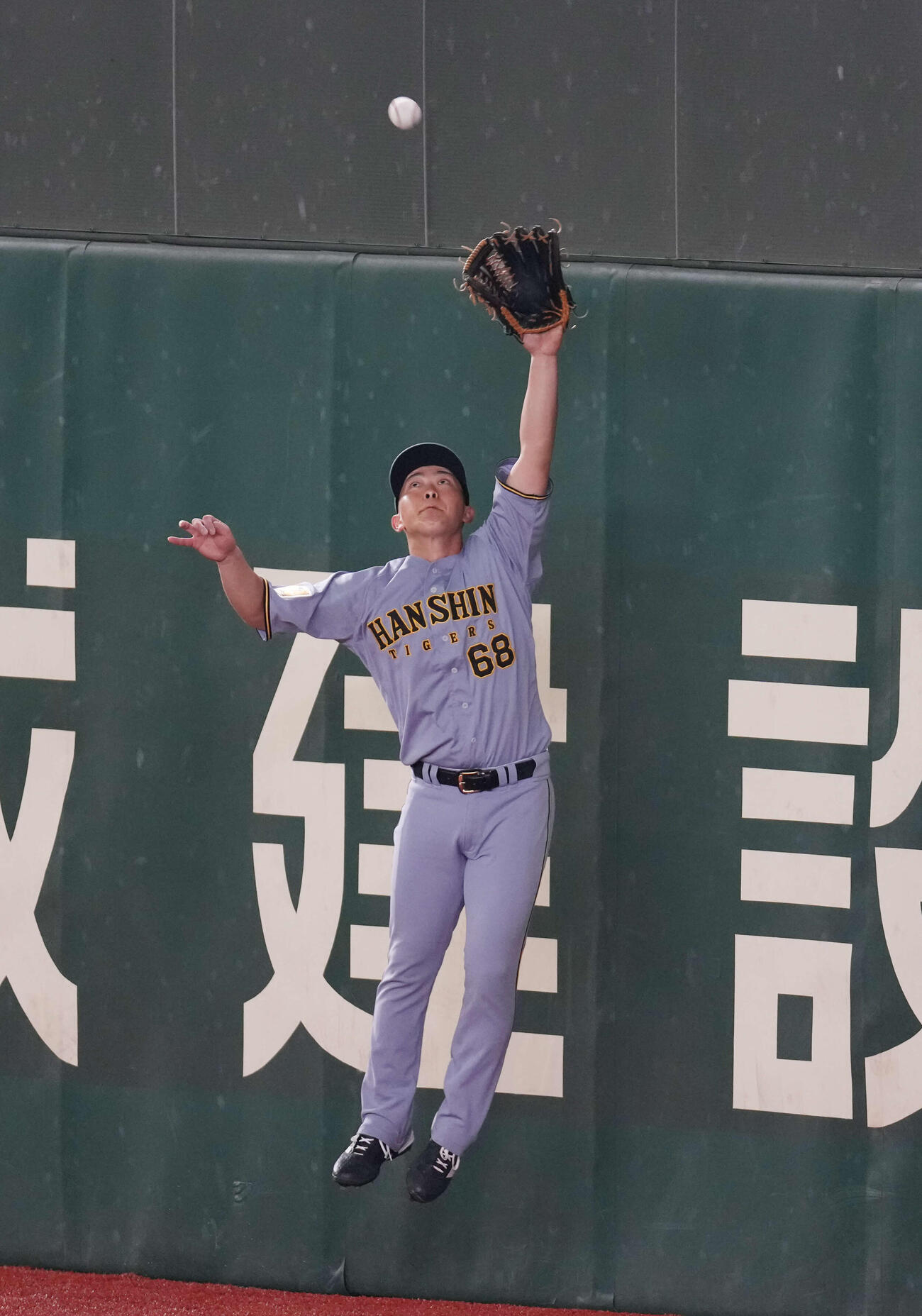 捕球練習をする阪神中川（撮影・増田悦実）