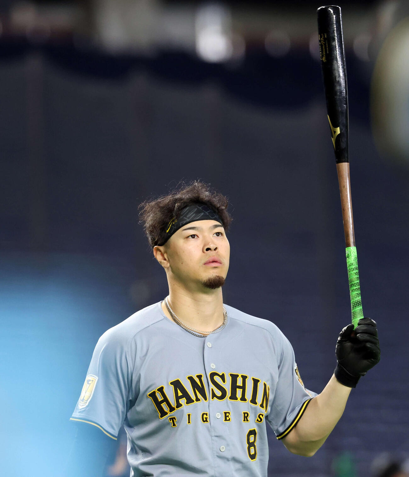 フリー打撃前、バットを振り上げる阪神佐藤（撮影・浅見桂子）