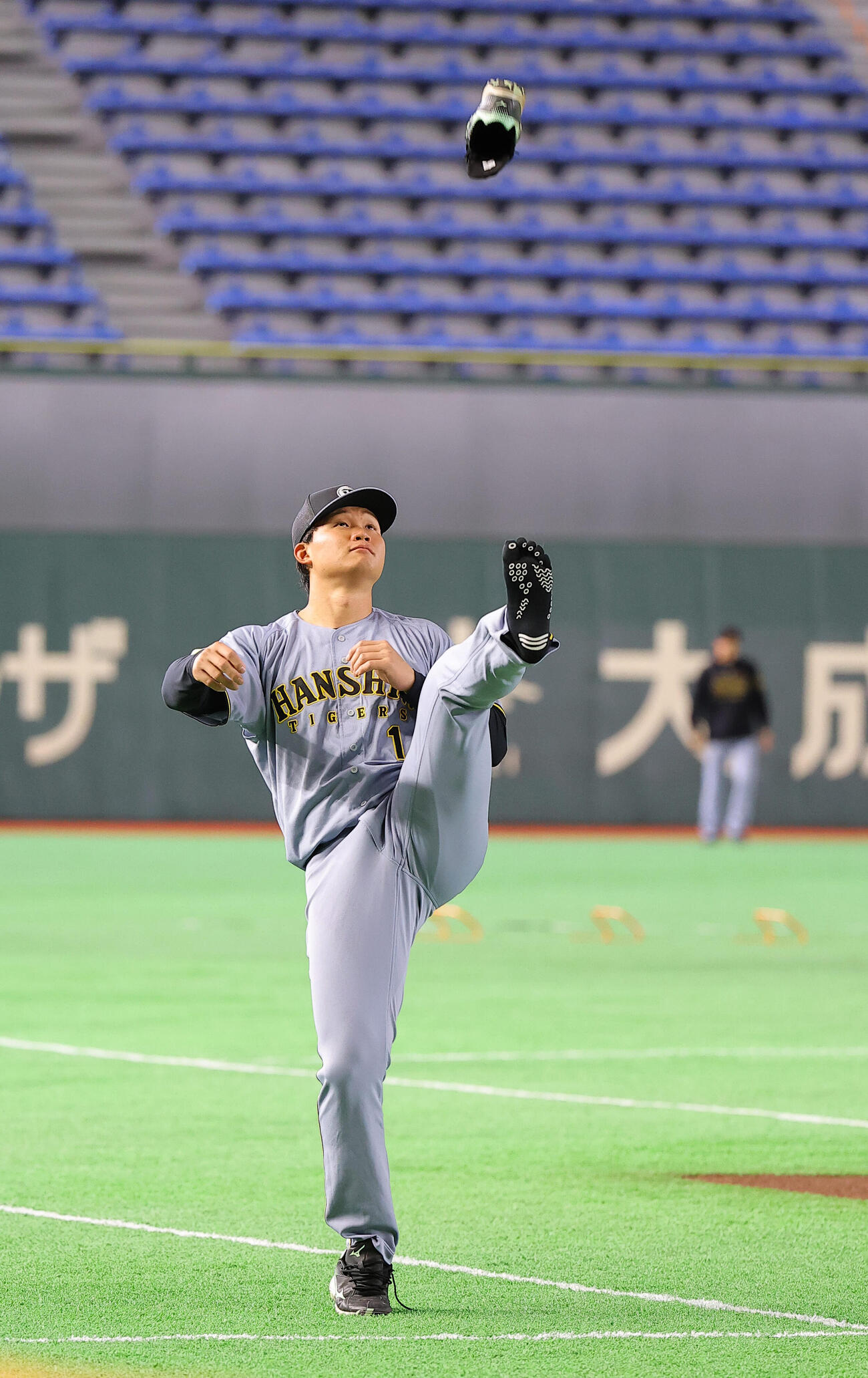 靴占い？をする森下（撮影・上田博志）