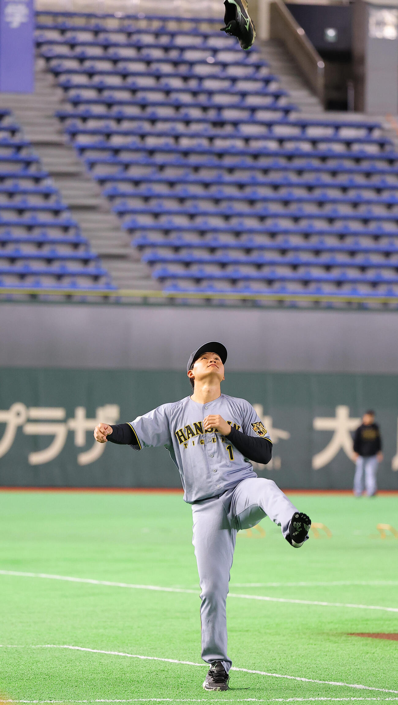 靴占い？をする森下（撮影・上田博志）