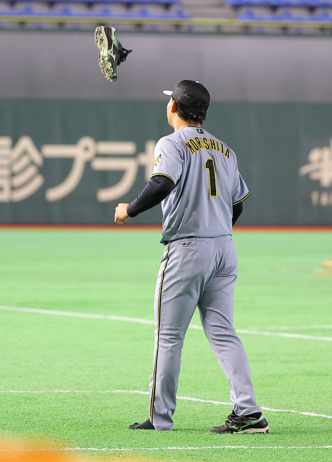 靴占い？をする森下（撮影・上田博志）
