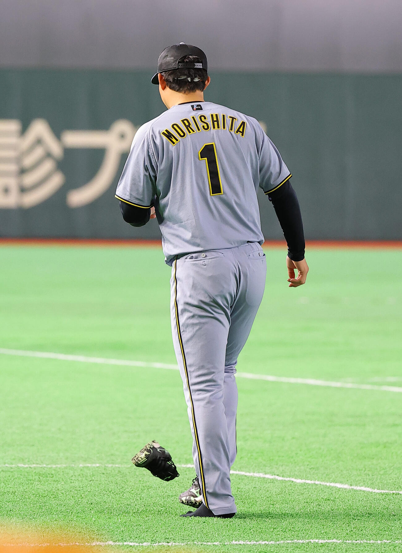 靴占い？をする森下（撮影・上田博志）