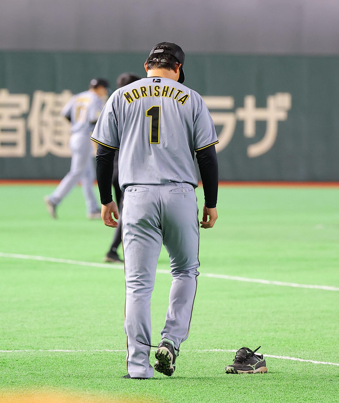 靴占い？をする森下（撮影・上田博志）