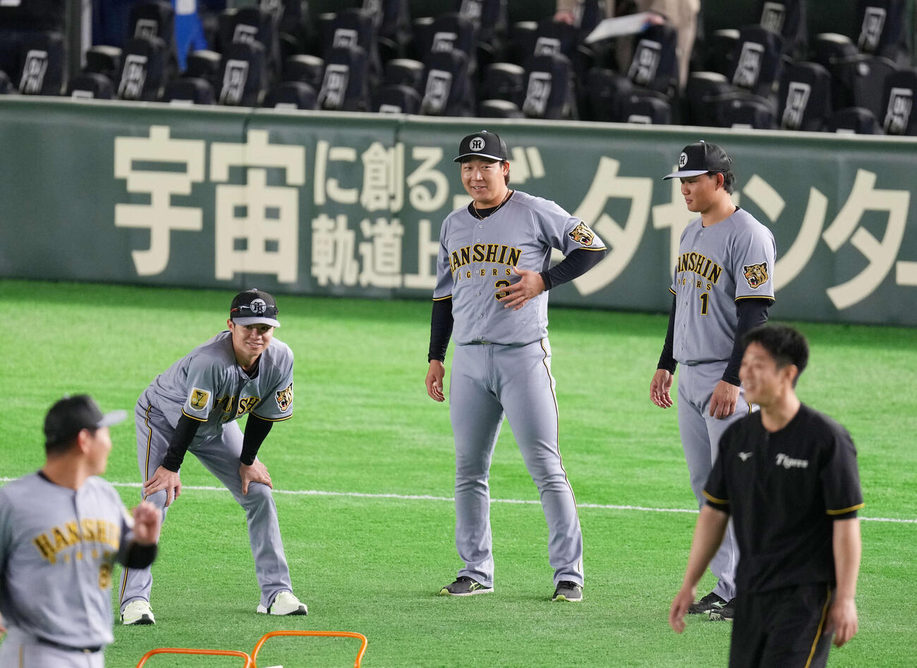 和やかにアップをする左から阪神中野、大山、森下（撮影・増田悦実）