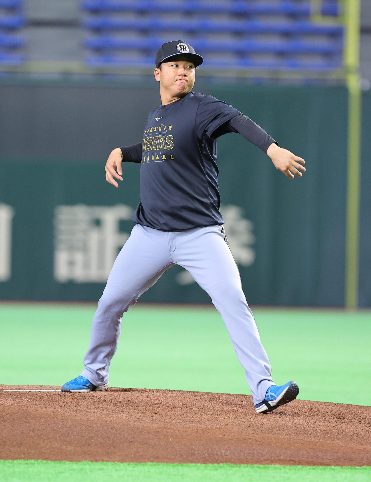 東京ドームのマウンドを確認する村上（撮影・上田博志）