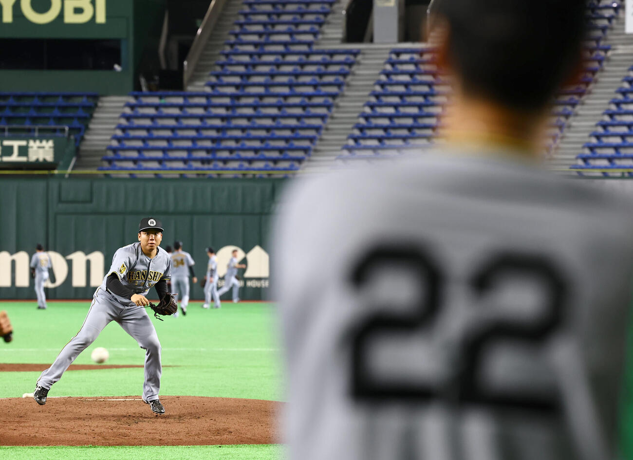 藤川球児監督（右）のチェックを受けながら投内連係プレーの練習をする村上（撮影・上田博志）