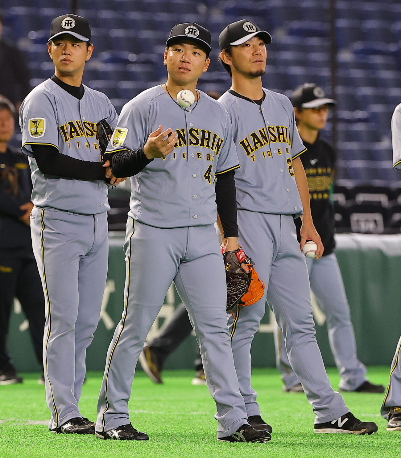 東京ドームで練習する左から高橋、村上、伊藤将（撮影・上田博志）